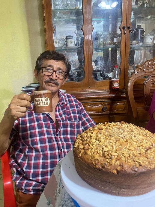 Abuelo de Fer Narváez disfrutando un pastel - Causa benéfica Sabor a Tradición